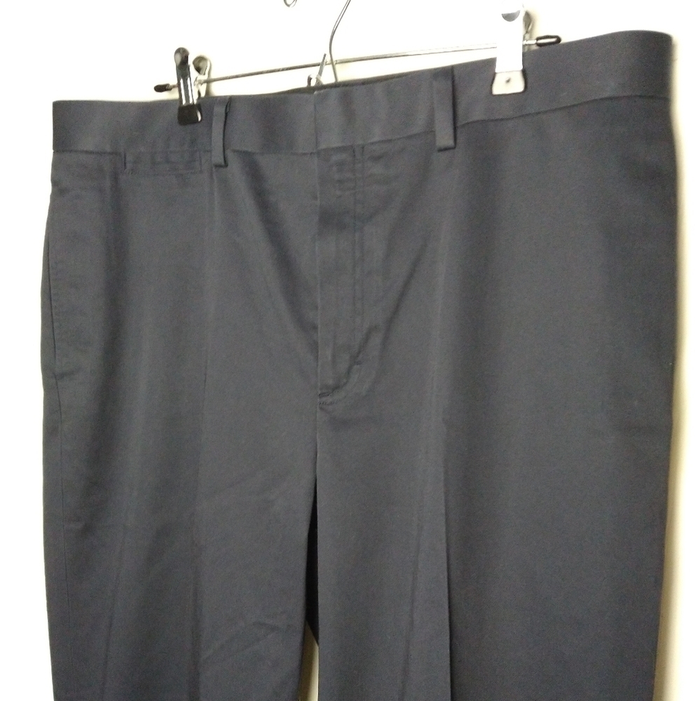 Men's L.L.Bean dark blue classic fit flat front side pockets dress pants. Size37